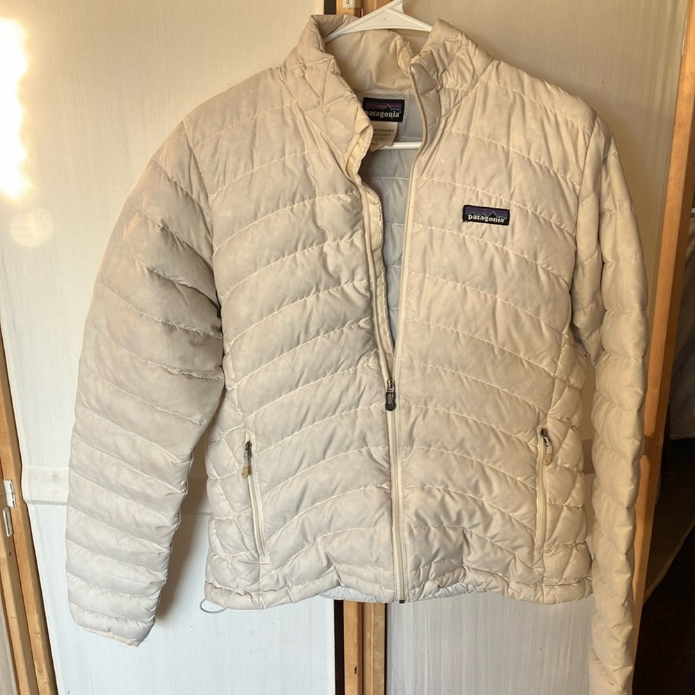 Patagonia Women's Light Cream Quilted Puffer Jacket